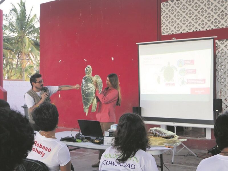 SDS capacita a voluntarios para la temporada de anidación de tortugas