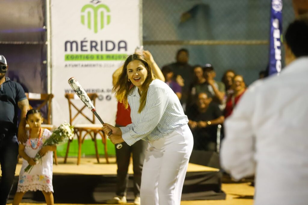 Cecilia Patrón Laviada inaugura el 12o. Torneo de la Liga Meridana de béisbol