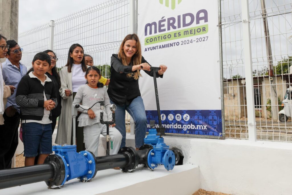 Cecilia Patrón Laviada entrega obras de agua potable en Yaxnic