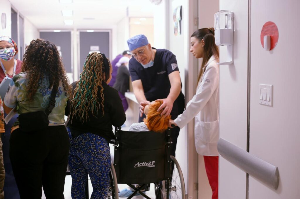 Personal médico realizando una valoración física a un paciente pediátrico en una clínica de Yucatán.