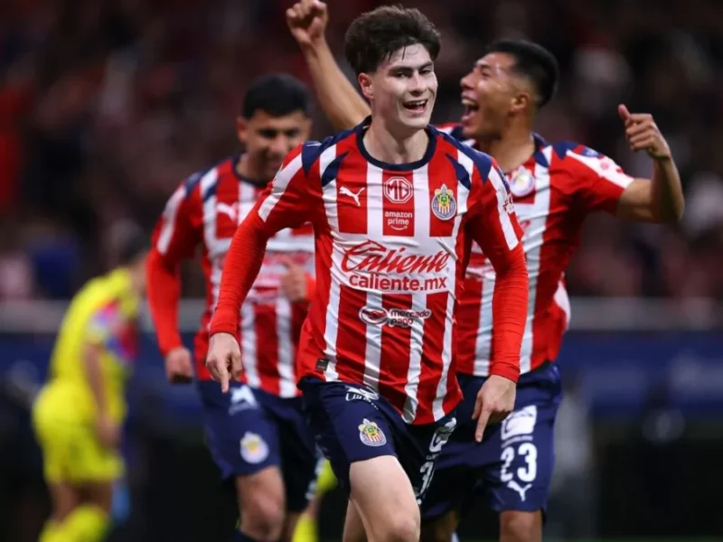 Chivas vence 1-0 al América y es líder invicto del torneo