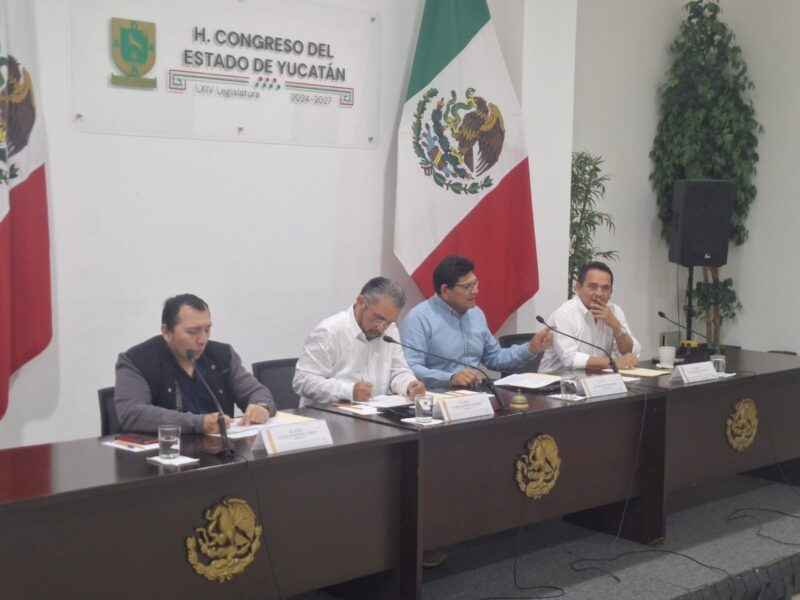 Sesión legislativa en el Congreso de Yucatán sobre iniciativas de reclasificación de municipios.