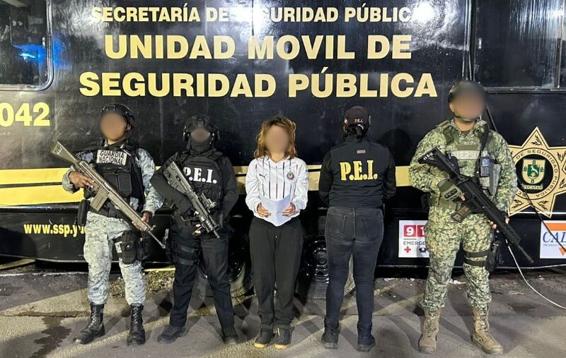 gentes de la Secretaría de Seguridad Pública trasladando a Perla Anay “N” tras su detención en Yucatán.