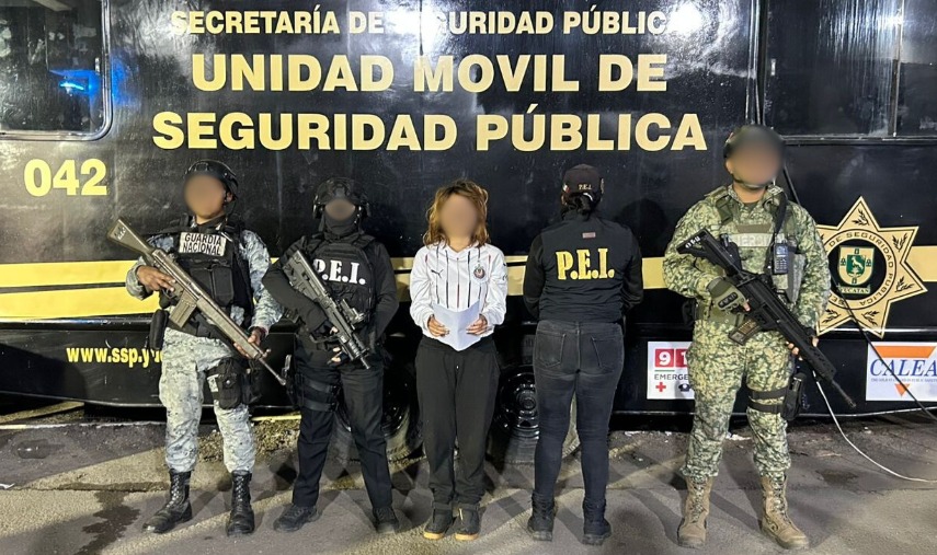 gentes de la Secretaría de Seguridad Pública trasladando a Perla Anay “N” tras su detención en Yucatán.