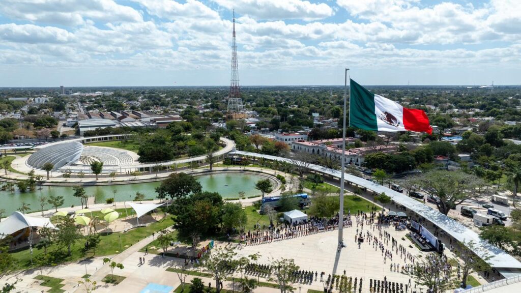 Conmemoran en Yucatán el Día de la Bandera en el Parque La Plancha