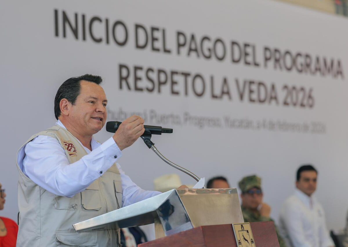 El gobernador Joaquín Díaz Mena entrega el apoyo económico del programa Respeto a la Veda en Chuburná Puerto.