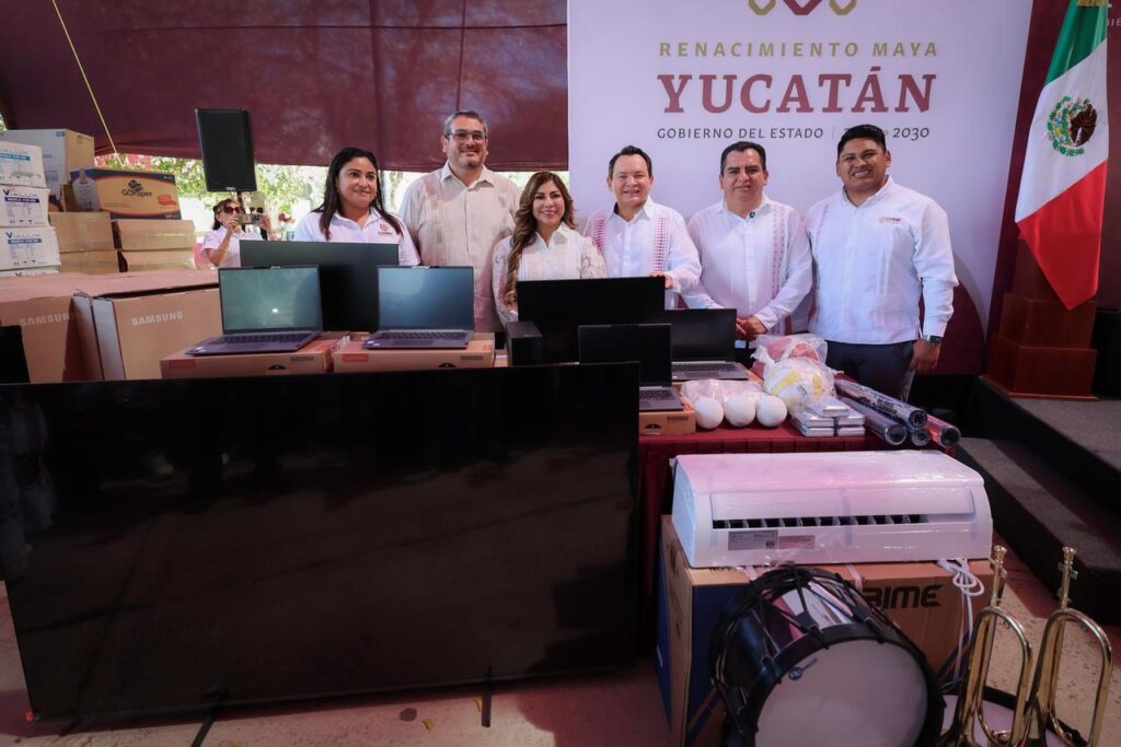 Gobierno de Yucatán entrega 10 mdp en equipo a 72 planteles Cobay