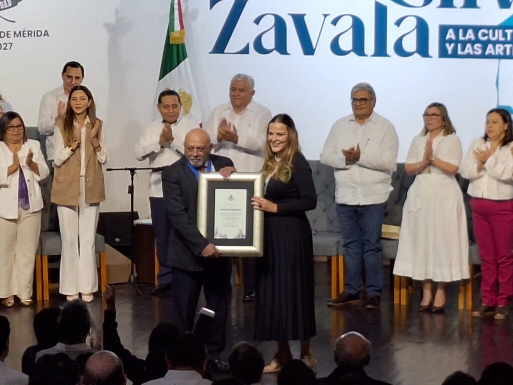 Entregan la Medalla Silvio Zavala al investigador Mario Humberto Ruz Sosa