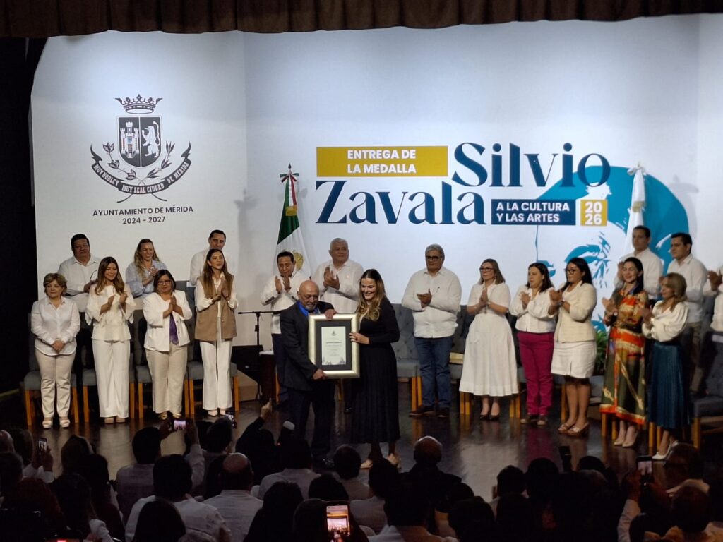 Entregan la Medalla Silvio Zavala al investigador Mario Humberto Ruz Sosa