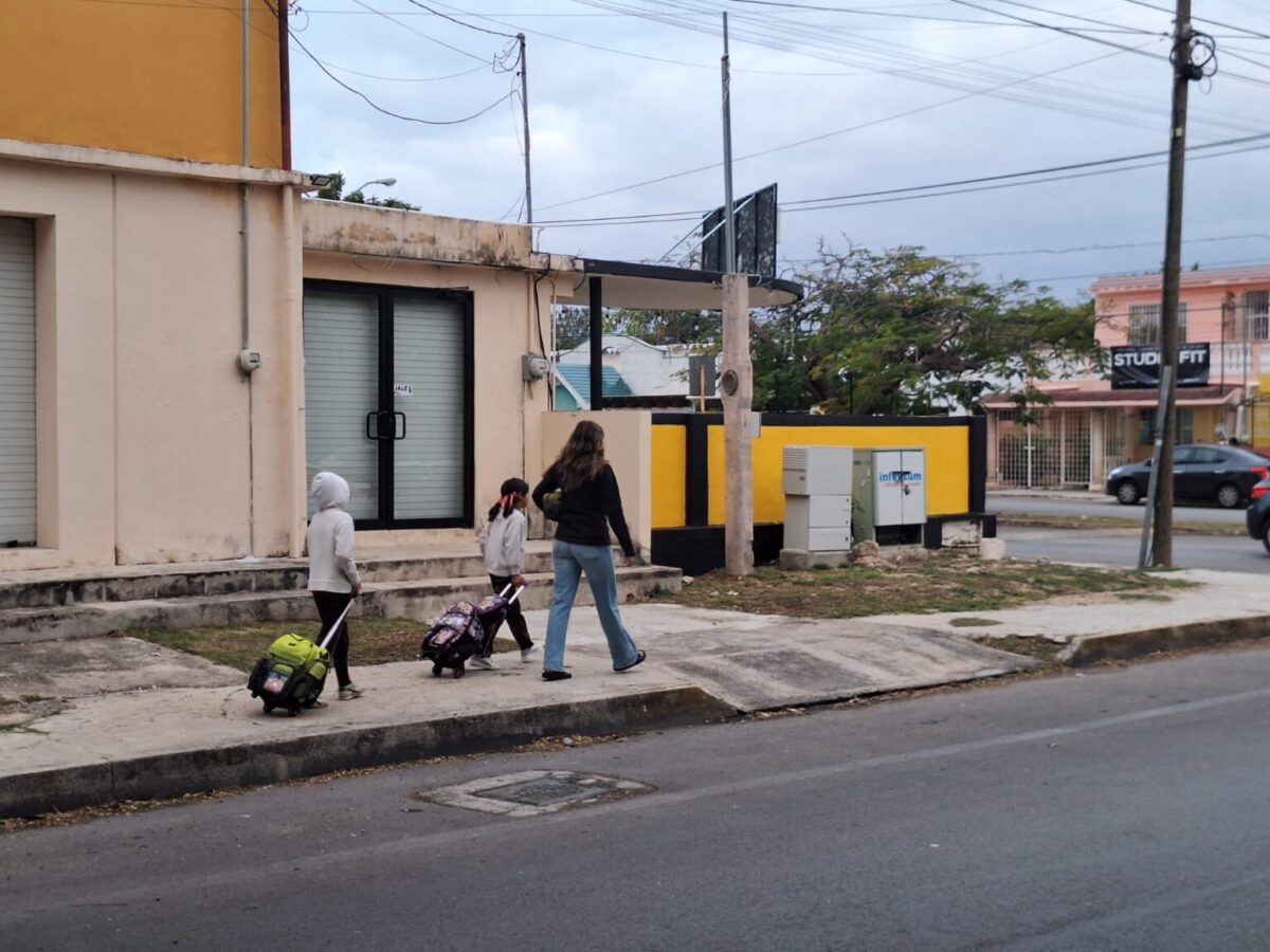 Grupo de alumnos de educación básica ingresando a un plantel escolar en Yucatán.