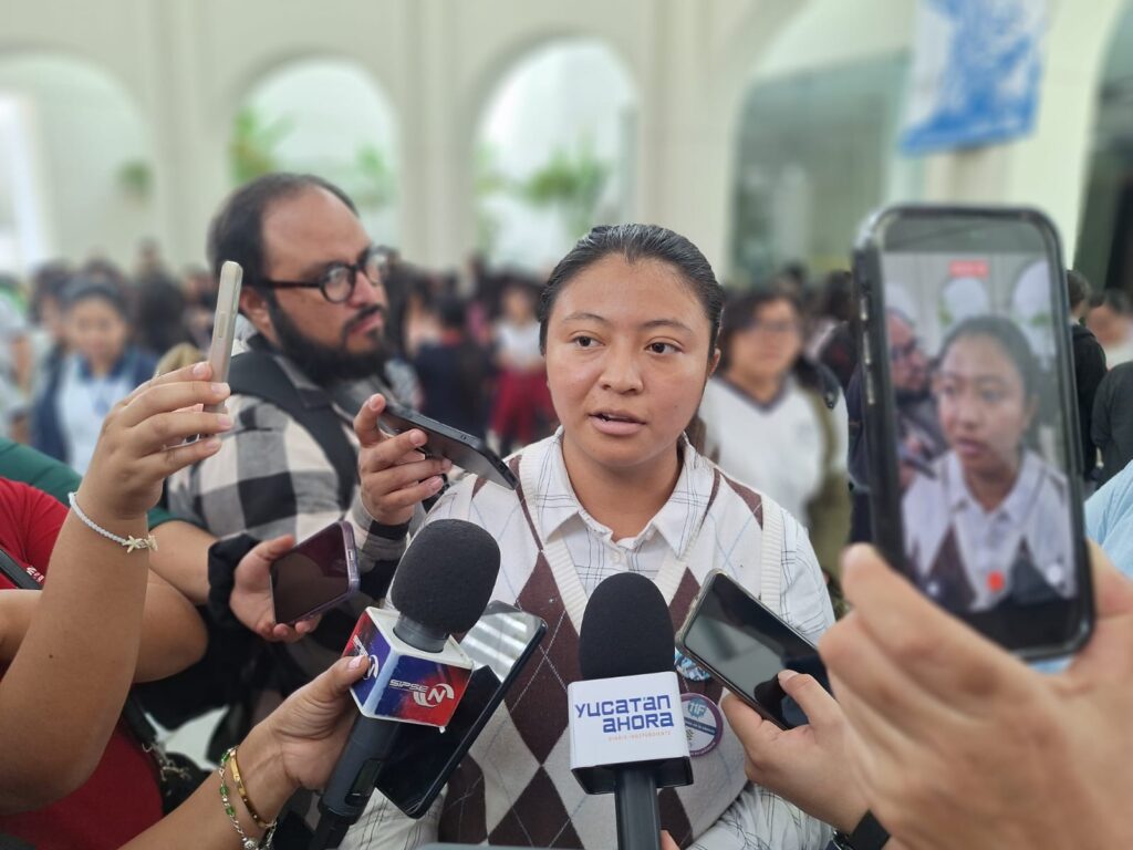 Esteysy Canul Uicab comparte su experiencia en la NASA con estudiantes