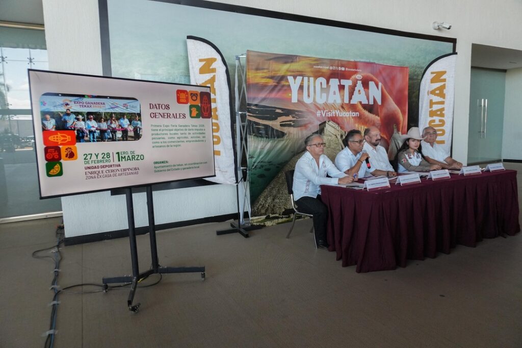 Funcionarios públicos y representantes ganaderos durante la conferencia de prensa de la feria en Tekax.