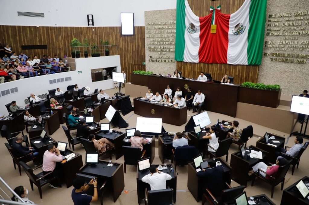 Diputados de Yucatán escuchando la intervención de los funcionarios en el recinto legislativo.