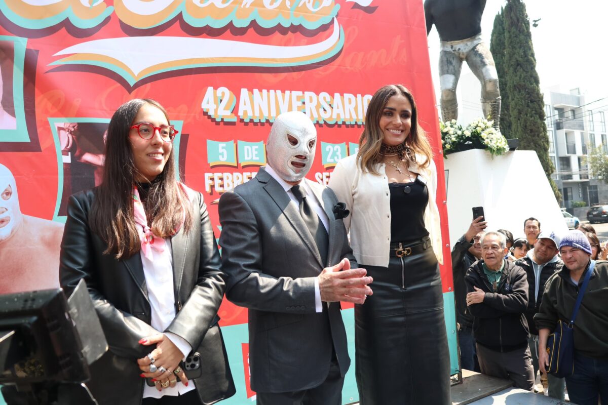 El Hijo del Santo junto a la alcaldesa Alessandra Rojo de la Vega frente a la estatua de El Santo en la Colonia Peralvillo.
