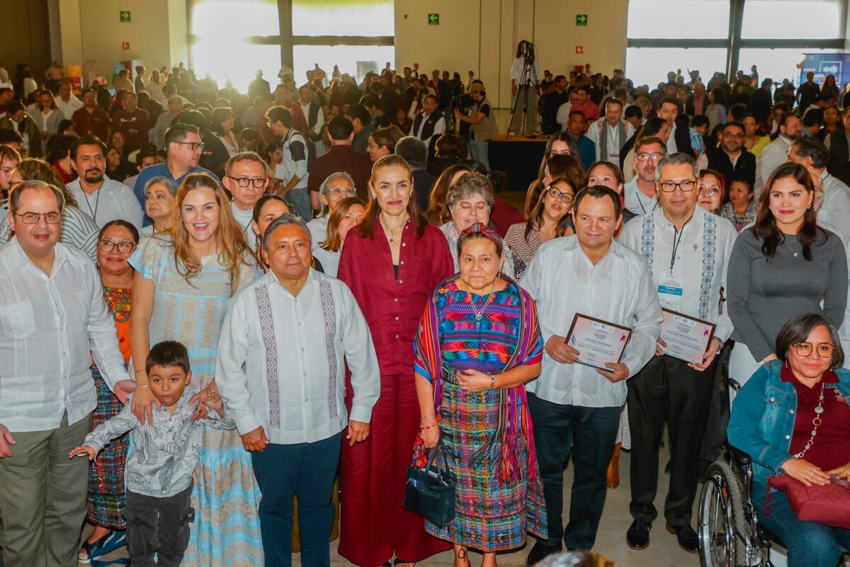 El gobernador Joaquín Díaz Mena y la alcaldesa Cecilia Patrón Laviada en la inauguración de la Conferencia de Paz 2026.