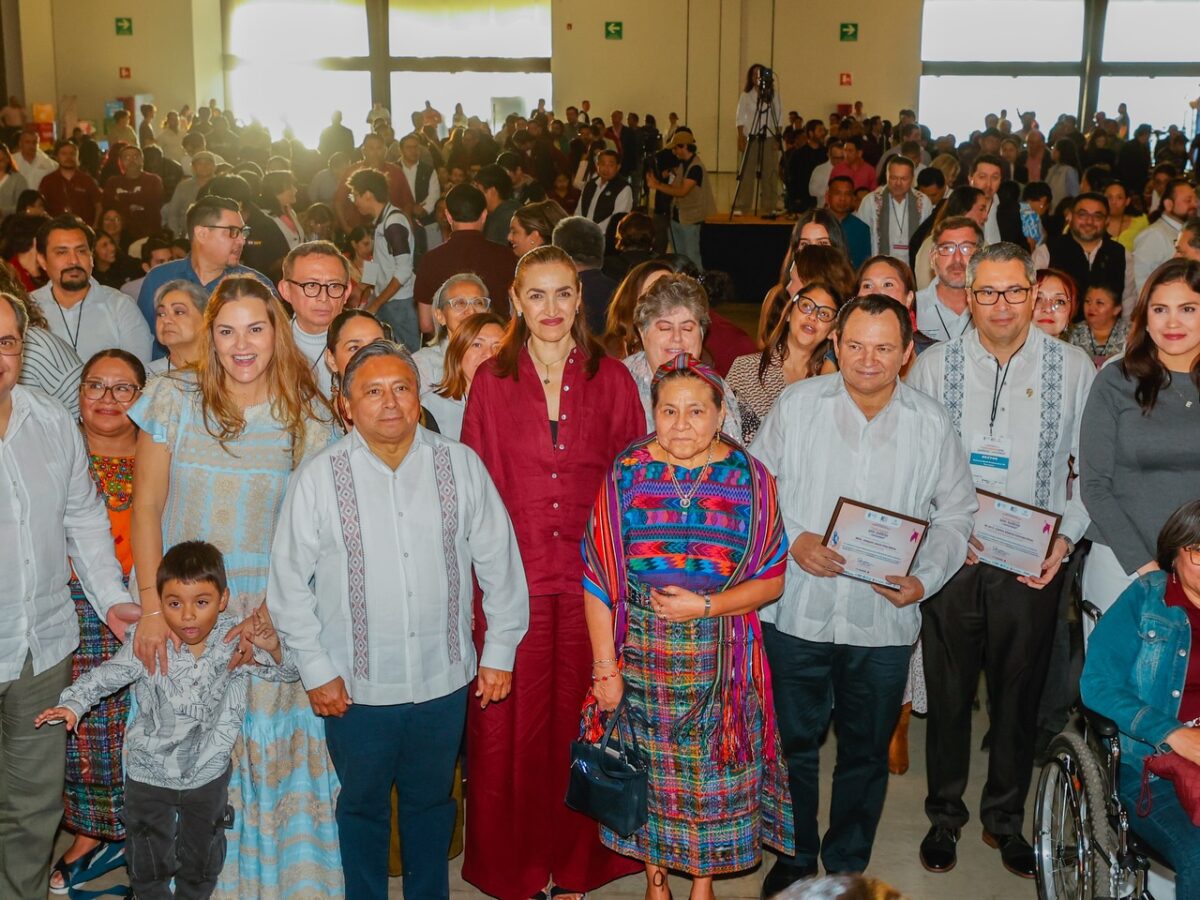El gobernador Joaquín Díaz Mena y la alcaldesa Cecilia Patrón Laviada en la inauguración de la Conferencia de Paz 2026.