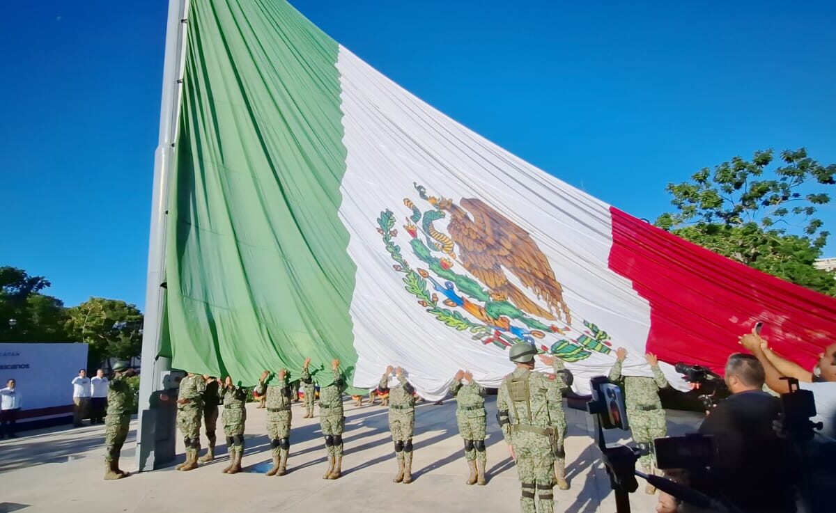 Izan la bandera para honra al Ejército y Fuerza Aérea en Mérida
