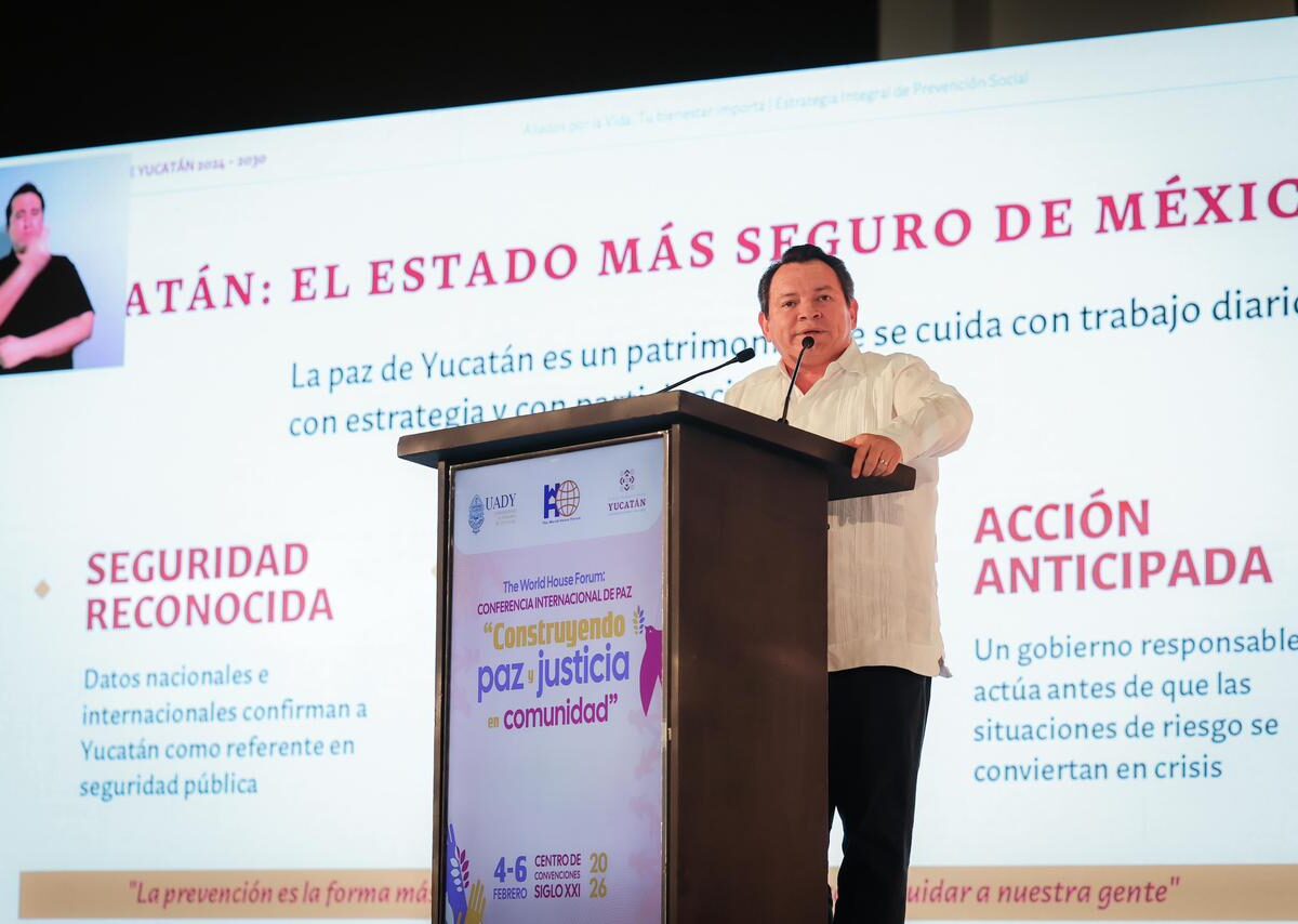 Gobernador Joaquín Díaz Mena durante la inauguración de la Conferencia Internacional de Paz en Mérida saludando a Rigoberta Menchú.