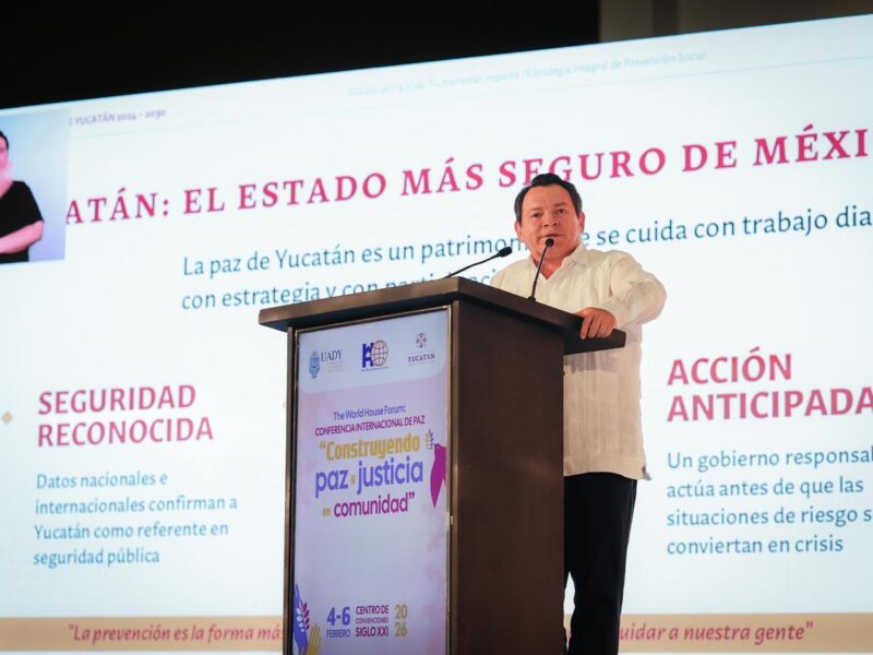 Gobernador Joaquín Díaz Mena durante la inauguración de la Conferencia Internacional de Paz en Mérida saludando a Rigoberta Menchú.