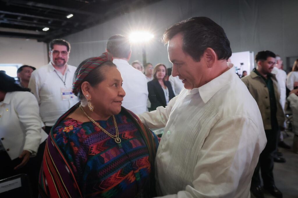 Gobernador Joaquín Díaz Mena durante la inauguración de la Conferencia Internacional de Paz en Mérida saludando a Rigoberta Menchú.