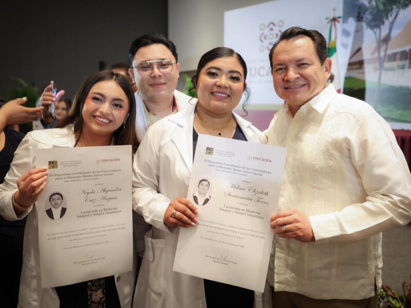 Yucatán fortalece el sistema médico entregando 95 títulos de medicina