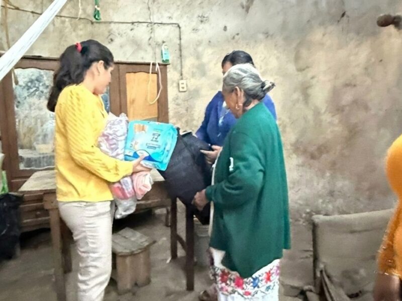 Umán: apoyan a adultos mayores de Dzibikak tras reporte ciudadano