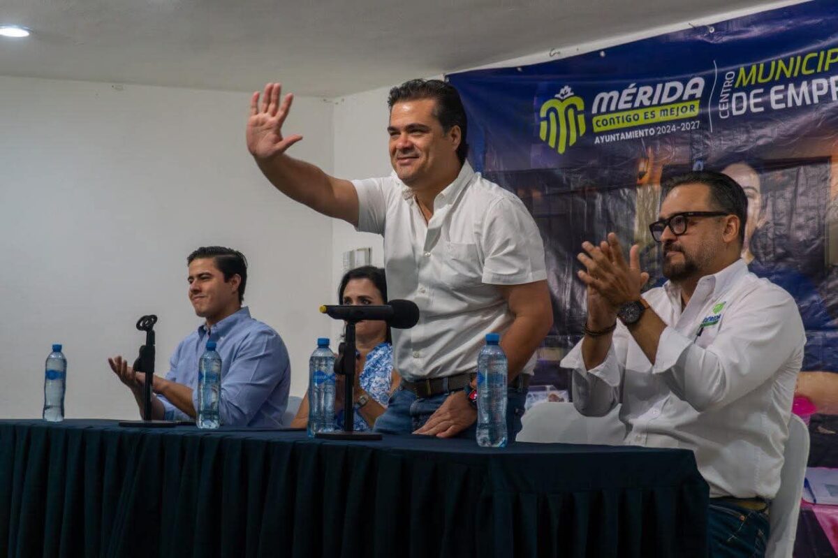 Mauricio Díaz Montalvo durante la presentación de avances del programa de emprendimiento en el Ayuntamiento de Mérida.