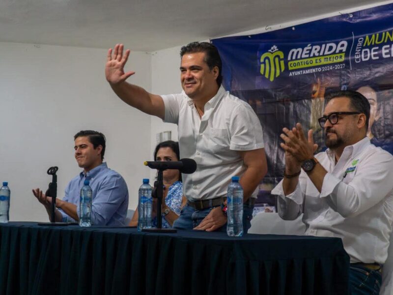 Mauricio Díaz Montalvo durante la presentación de avances del programa de emprendimiento en el Ayuntamiento de Mérida.