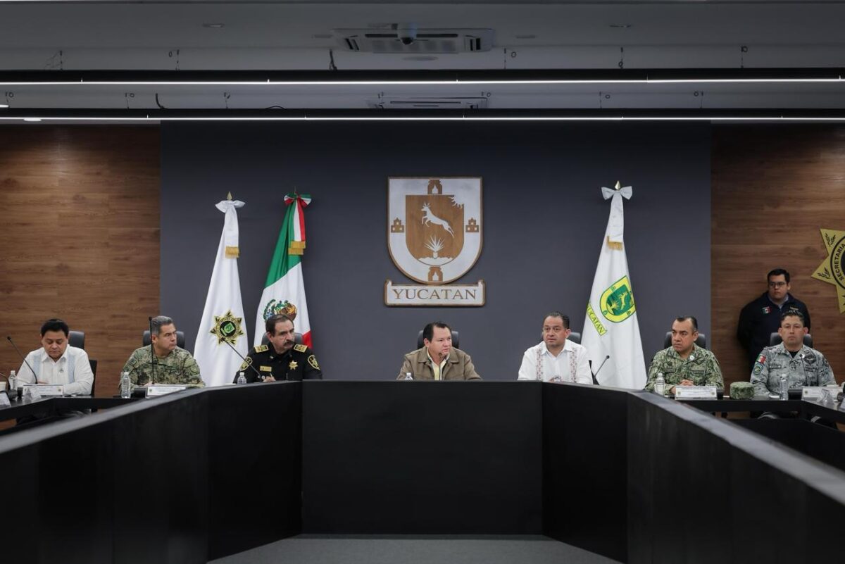 Joaquín Díaz Mena en reunión de seguridad con mandos militares y policiales de Yucatán.
