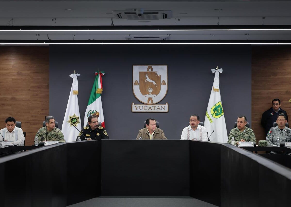 Joaquín Díaz Mena en reunión de seguridad con mandos militares y policiales de Yucatán.