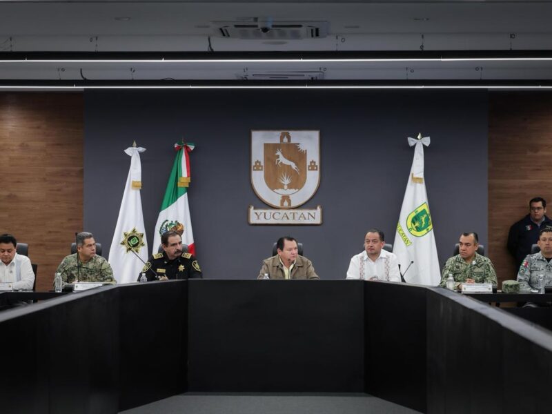 Joaquín Díaz Mena en reunión de seguridad con mandos militares y policiales de Yucatán.