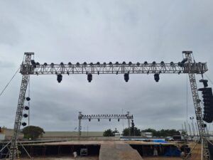 Trabajadores instalando estructuras metálicas y vallas en los terrenos de Mitza para el concierto de Yuri.