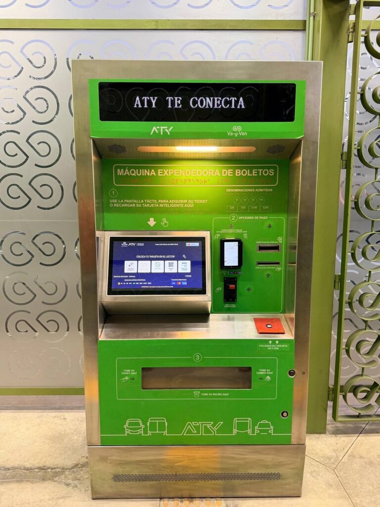 Detalle de la interfaz de un cajero automático de transporte que muestra opciones de idioma y código QR.