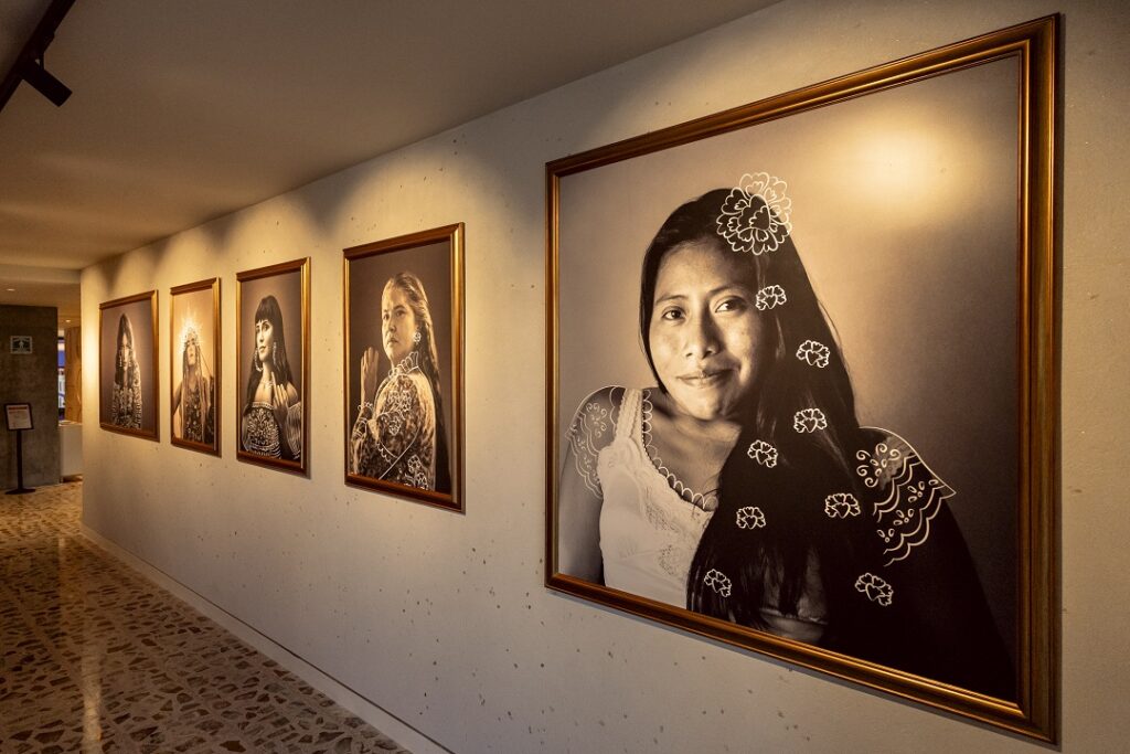 Espacios de postproducción y áreas creativas diseñadas por artesanos mexicanos para la industria del streaming.