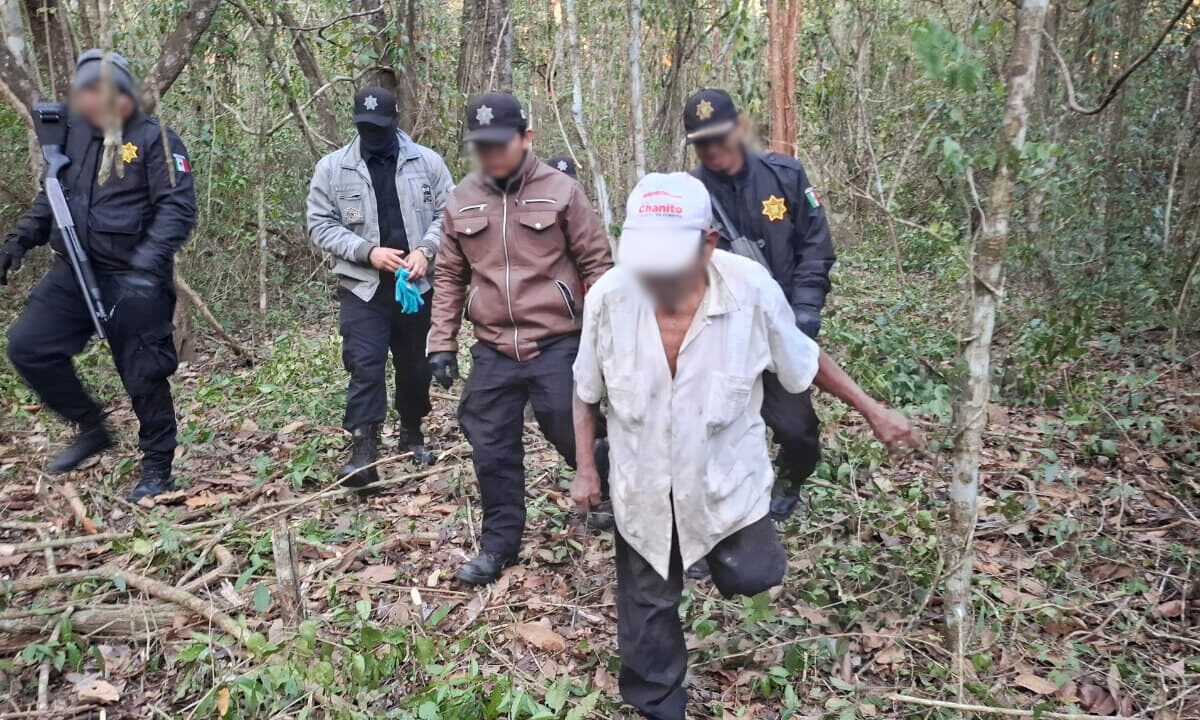 Agentes de la SSP caminando por brechas de monte en Tekax durante una búsqueda oficial.