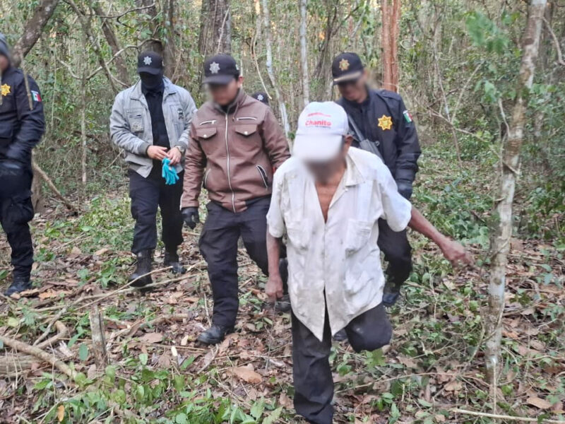 Agentes de la SSP caminando por brechas de monte en Tekax durante una búsqueda oficial.