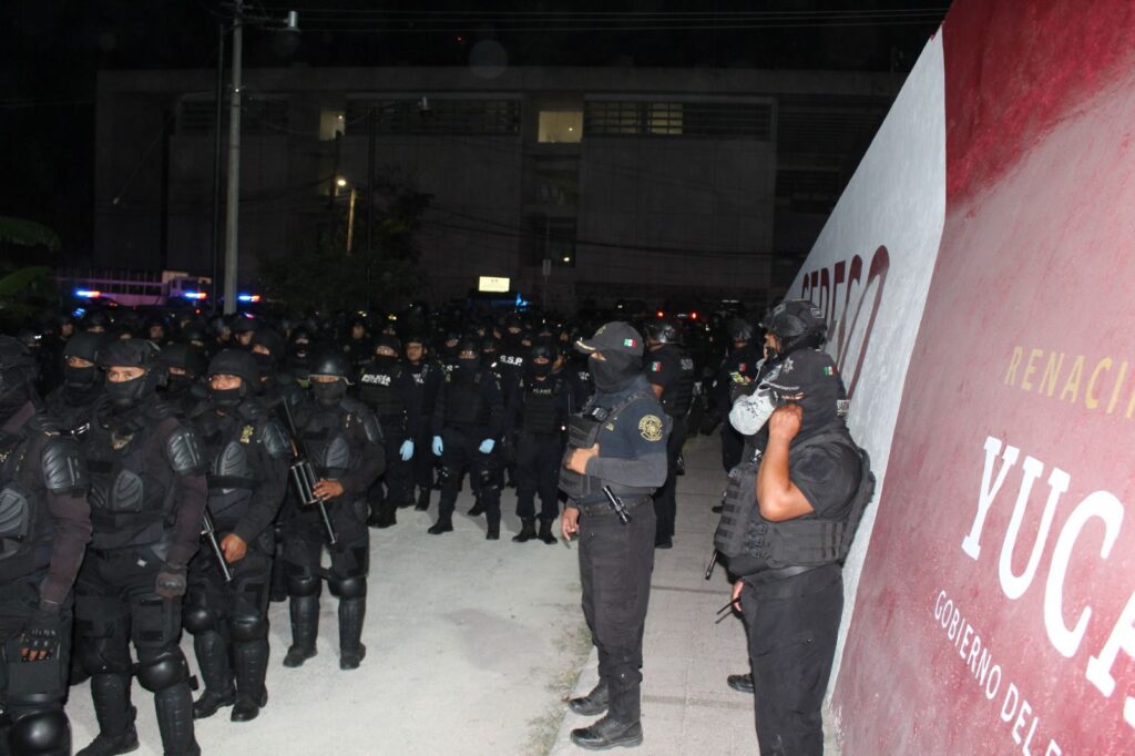 Agentes de seguridad estatal y federal resguardando la entrada del Cereso de Mérida.
