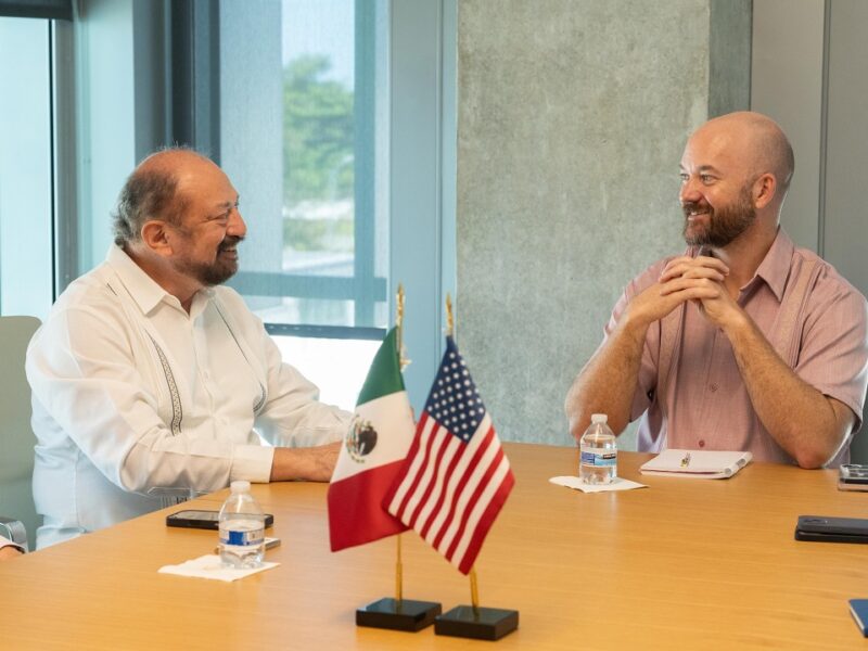 Darío Flota Ocampo y Justen A. Thomas durante una reunión de trabajo sobre turismo en Mérida.
