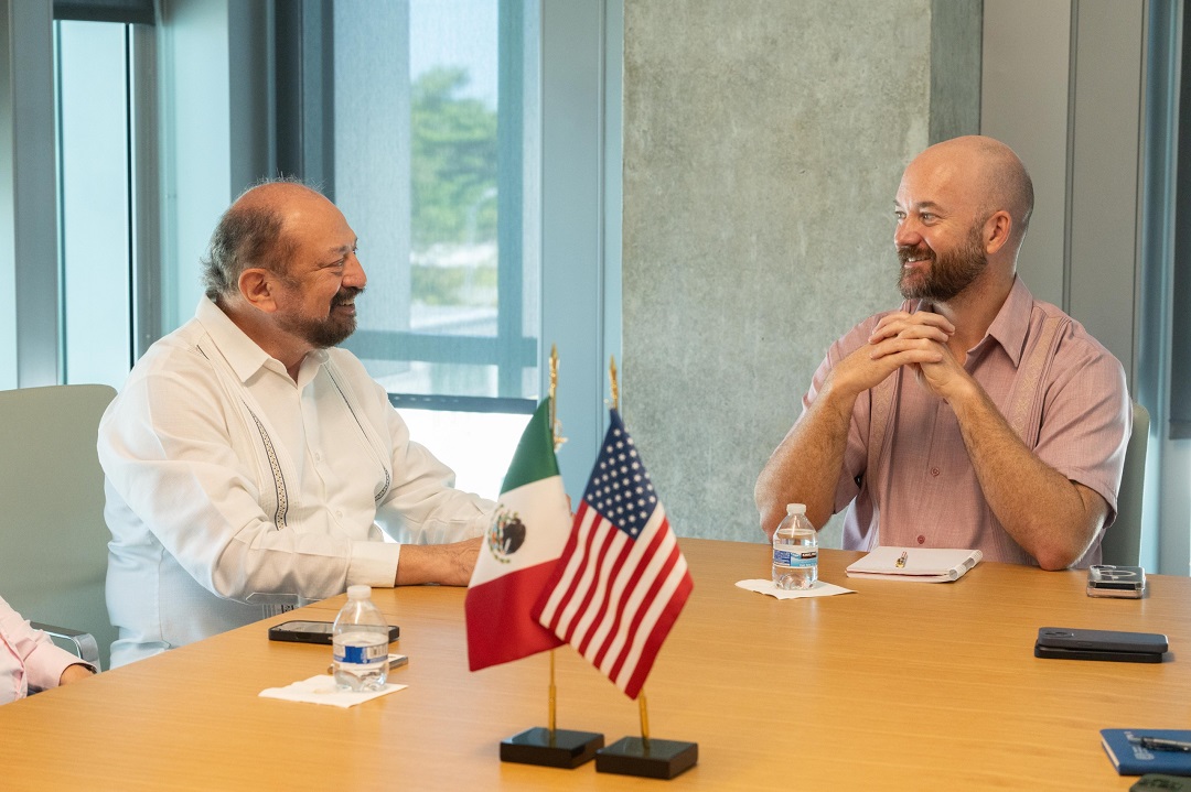 Darío Flota Ocampo y Justen A. Thomas durante una reunión de trabajo sobre turismo en Mérida.