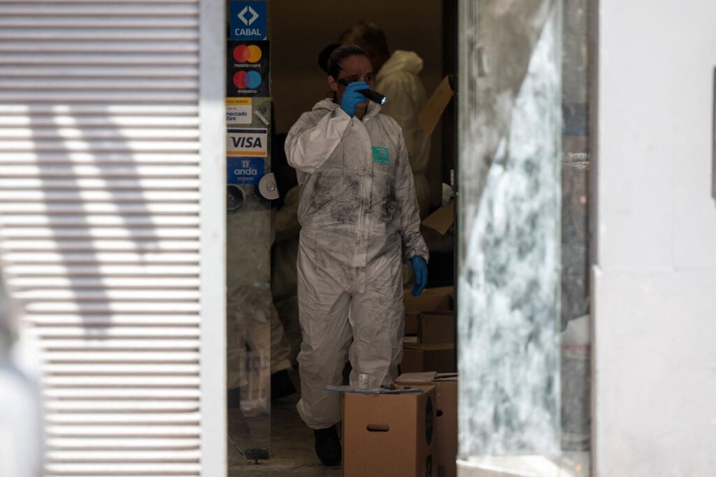 Excavación de un túnel subterráneo ilegal descubierto en el casco histórico de Montevideo Uruguay.
