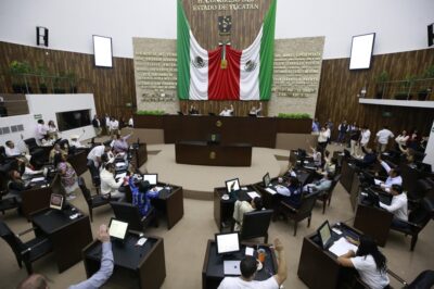Vista general del Pleno del Congreso del Estado de Yucatán durante una sesión legislativa.