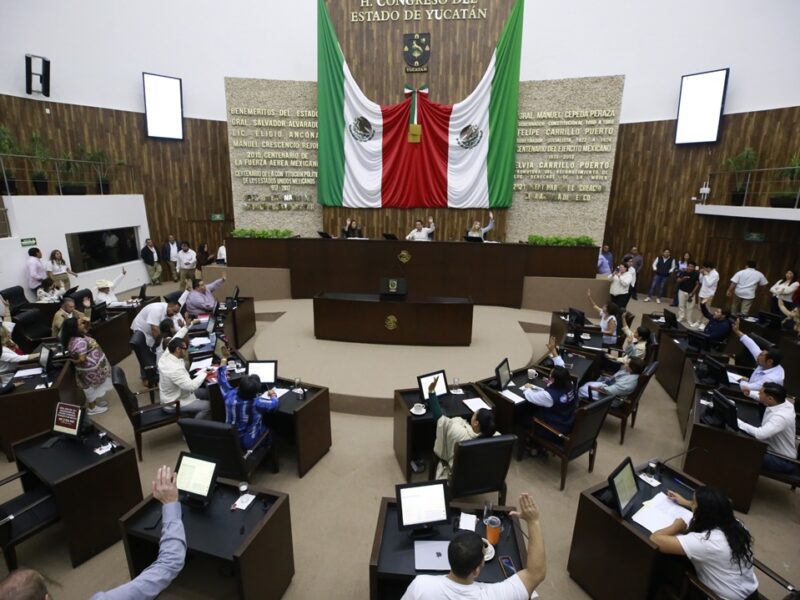 Vista general del Pleno del Congreso del Estado de Yucatán durante una sesión legislativa.