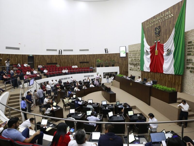 Vista general del Pleno del Congreso del Estado de Yucatán durante una sesión legislativa.