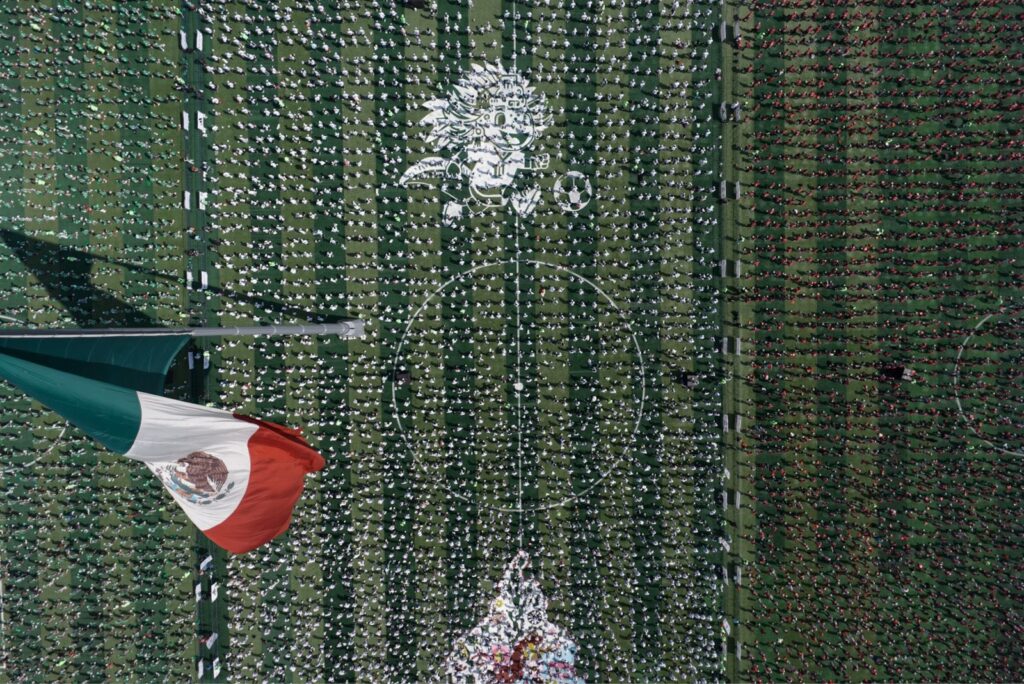 Zócalo de CDMX rompe récord Guinness con clase masiva de futbol