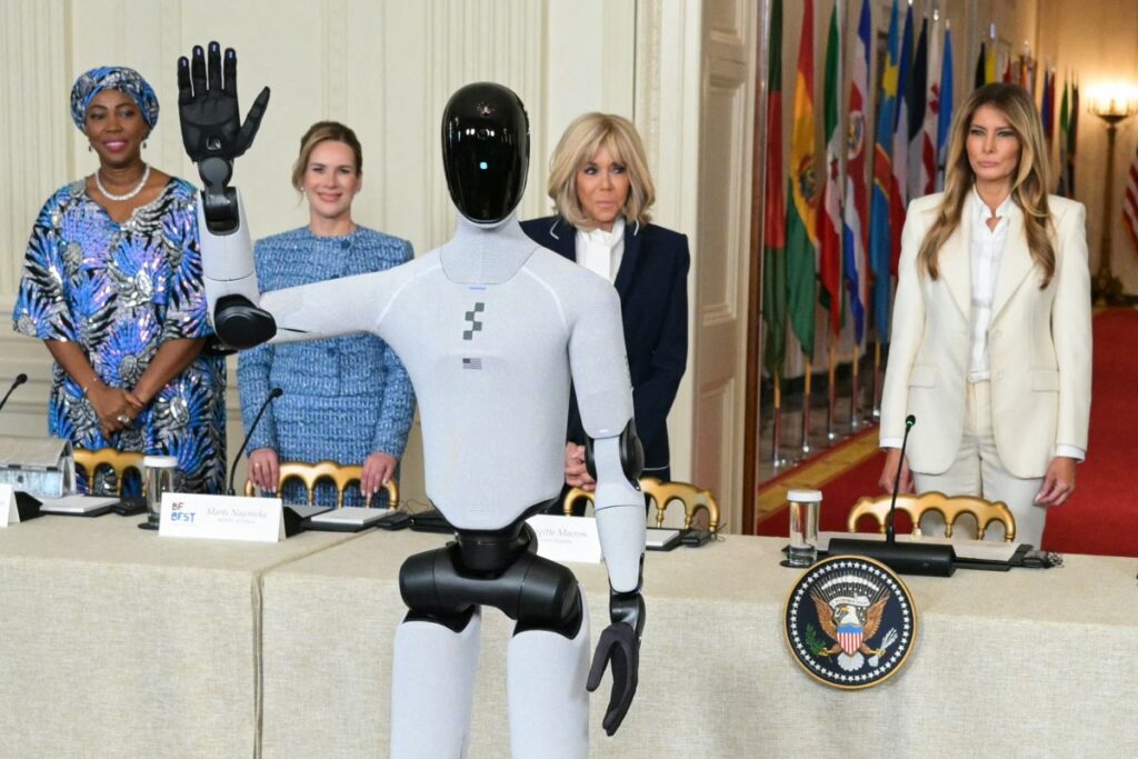 Melania Trump aparece con un robot humanoide como invitado en la Casa Blanca