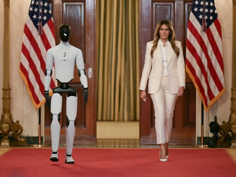 Melania Trump aparece con un robot humanoide como invitado en la Casa Blanca