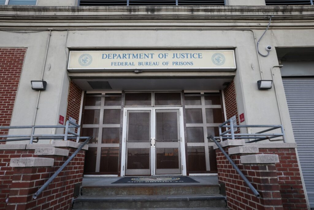 Biblia y llamadas de 15 minutos: El día a día de Maduro en una celda de Brooklyn