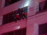 Bomberos realizan rescate vertical de mujer tras caída en edificio de Mérida