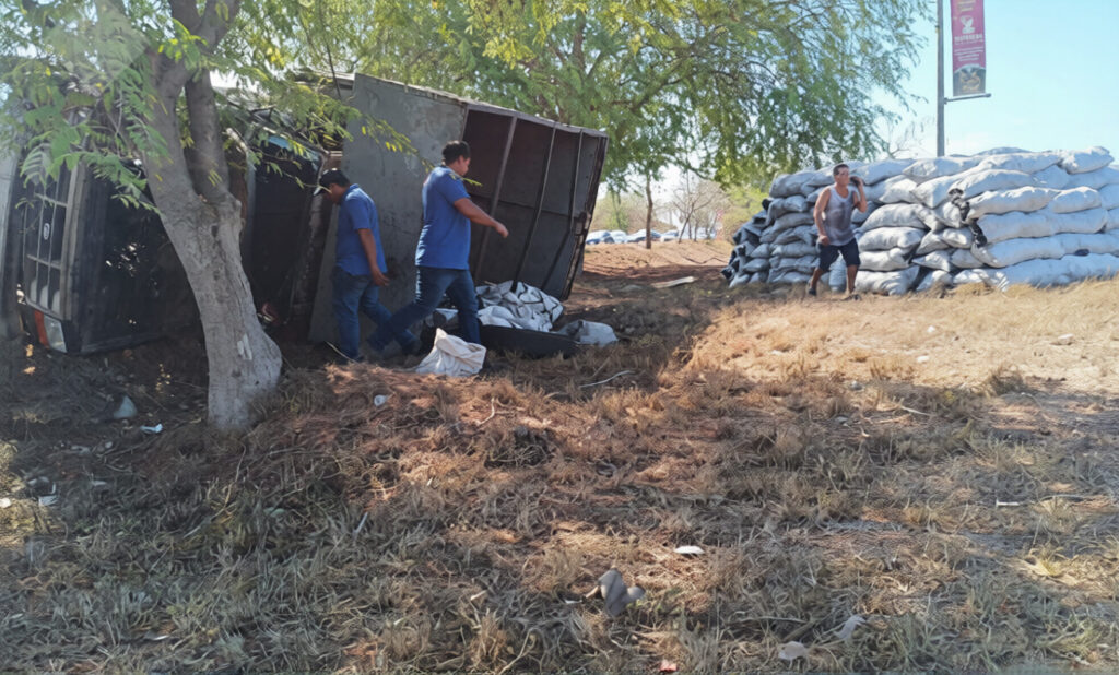 Camión se vuelca en el Periférico de Mérida tras falla en llanta