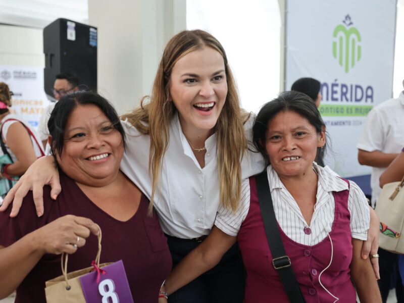 La presidenta municipal Cecilia Patrón Laviada convive con las beneficiarias durante la entrega de los lentes graduados.